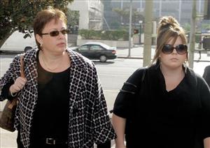Lori Drew, left, and her daughter Sarah, arrive at federal court Monday, Nov. 24, 2008, in Los Angeles.
